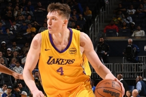 没啥准心!克内克特上半场7中2得到6分1板 三分4中2