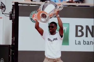 登贝莱现身法网,现场展示欧冠冠军奖杯